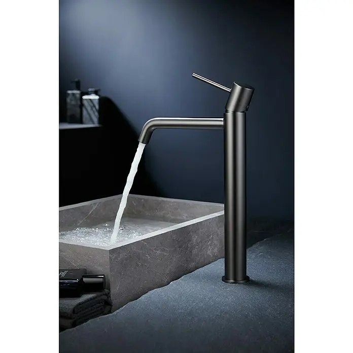 Camargue Natur Grifo de lavabo alto - Black gun metal - Elegante grifo de baño gris con agua corriente en un lavabo moderno. Diseño elegante para un ambiente de lujo.