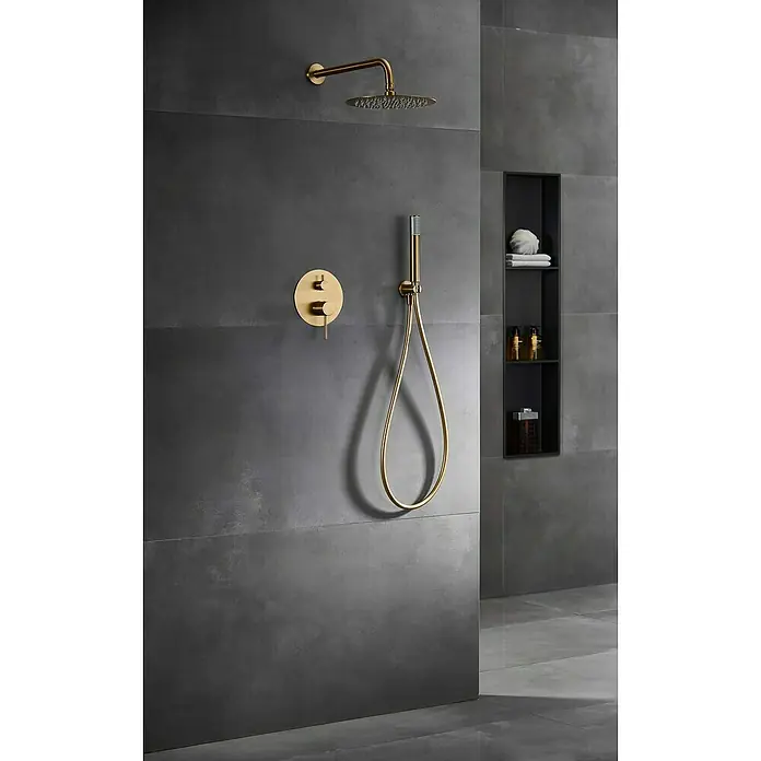 Camargue Natur Sistema de ducha empotrado - Con grifo monomando, Oro cepillado - Elegante conjunto de ducha dorado con rociador, ducha de mano y grifería en pared gris. Nicho de almacenamiento para utensilios.