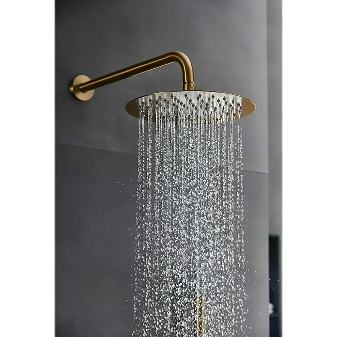 Camargue Natur Sistema de ducha empotrado - Con grifo monomando, Oro cepillado - Una alcachofa de ducha de lluvia dorada con agua que cae suavemente proporciona una experiencia de ducha relajante, transformando tu baño en un oasis de bienestar.
