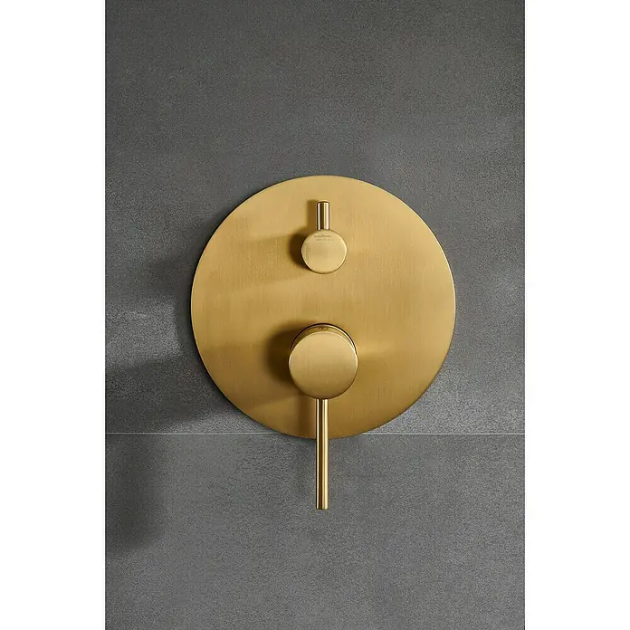Camargue Natur Sistema de ducha empotrado - Con grifo monomando, Oro cepillado - Grifo de ducha dorado con diseño redondo sobre pared gris. Elegante accesorio de baño para baños modernos.