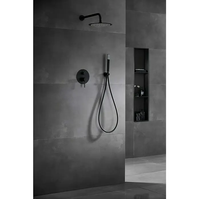 Camargue Natur Sistema de ducha empotrado - Con grifo monomando, Negro - Grifería de ducha negra con rociador y teleducha contra una pared gris. Diseño de baño elegante con un toque moderno.