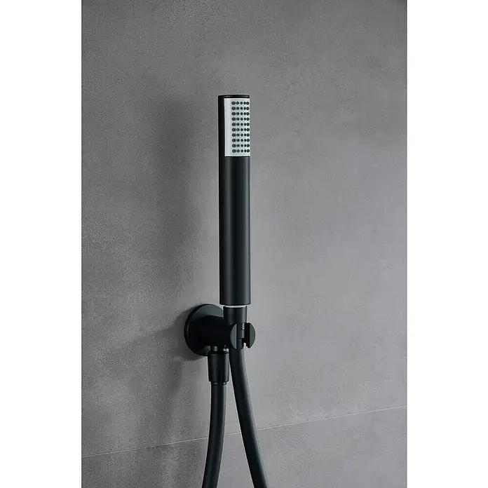 Camargue Natur Sistema de ducha empotrado - Con grifo monomando, Negro - Cabezal de ducha negro mate con cuerpo cilíndrico y cabeza rectangular, montado en una pared gris con su manguera.