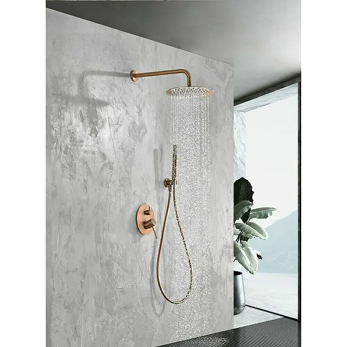 Camargue Natur Sistema de ducha empotrado - Con grifo monomando, Oro Rosa - Elegante ducha de lluvia de cobre con mango y accesorios montados en una pared con textura, proporcionando una experiencia de ducha de lujo.