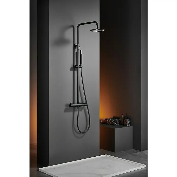 Camargue Natur Sistema de ducha - Con grifo monomando, Negro - Diseño elegante de baño que muestra un moderno conjunto de ducha negro mate montado con estilo en una pared gris, creando un ambiente lujoso.