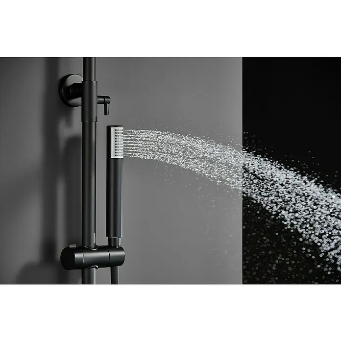 Camargue Natur Sistema de ducha - Con grifo monomando, Negro - Accesorio de ducha negro con rociador de mano en funcionamiento, chorro de agua claramente visible. Diseño elegante para baños modernos.