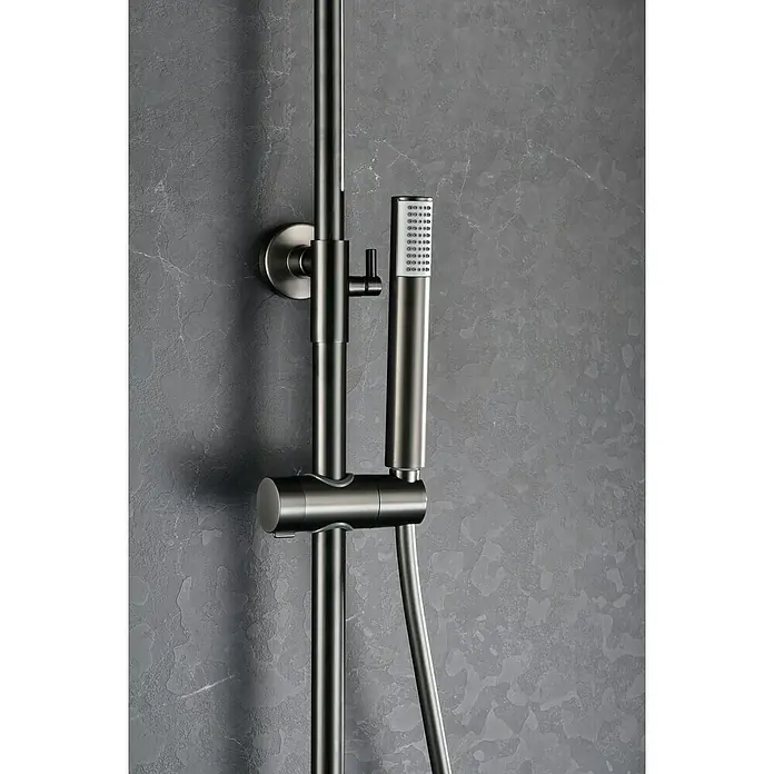 Camargue Natur Sistema de ducha - Con grifo monomando, Black gun metal - Un moderno accesorio de ducha oscuro con rociador de mano y barra ajustable contra una pared gris. Un diseño elegante para cualquier baño.