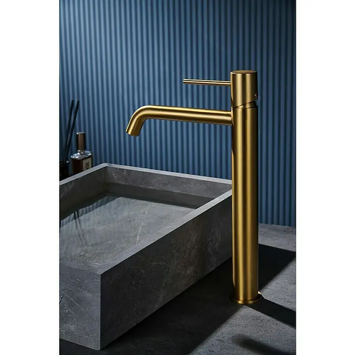 Camargue Natur Grifo de lavabo alto - Oro - Elegante grifo dorado de baño con diseño moderno combinado con un lavabo cuadrado y elegante. Perfecto para un ambiente de baño lujoso.