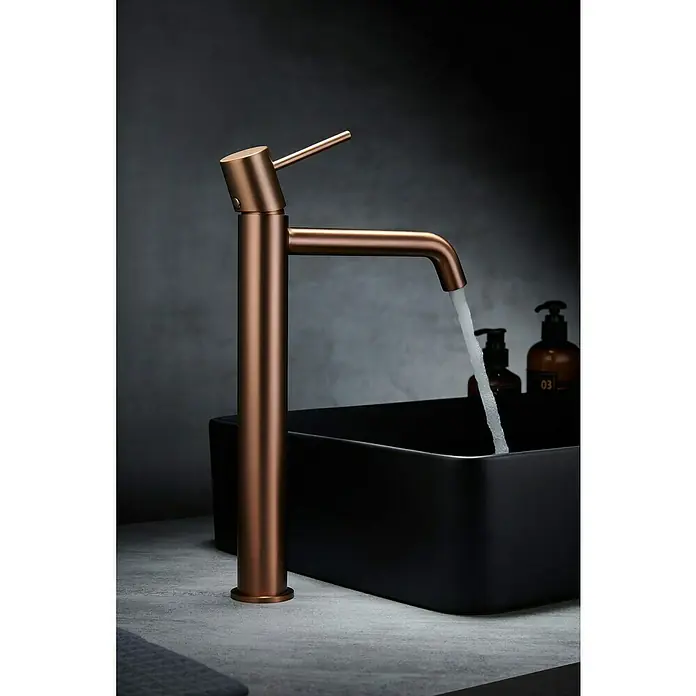 Camargue Natur Grifo de lavabo alto - Oro rosa - Elegante grifo con acabado en cobre y diseño moderno. Ideal para baños con estilo, con lavabo negro y accesorios a juego.
