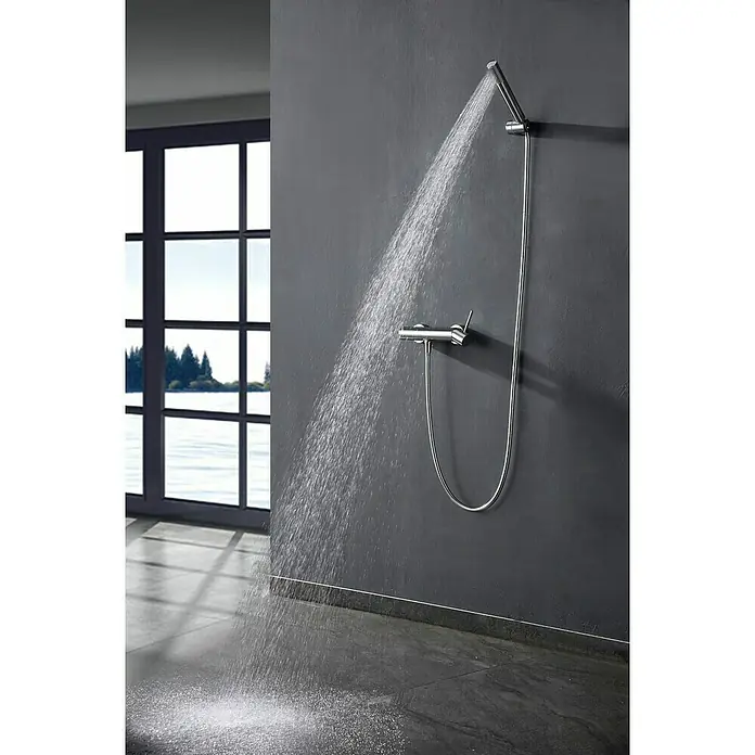 Camargue Natur Grifo monomando de ducha - Cromo - Ducha moderna con agua corriente y diseño elegante montada en una pared oscura.