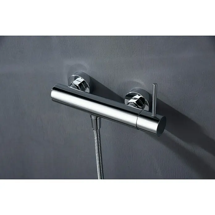 Camargue Natur Grifo monomando de ducha - Cromo - Primer plano de un mezclador termostático de ducha cromado montado en una pared gris, incluye la manguera de ducha. Ideal para baños modernos.