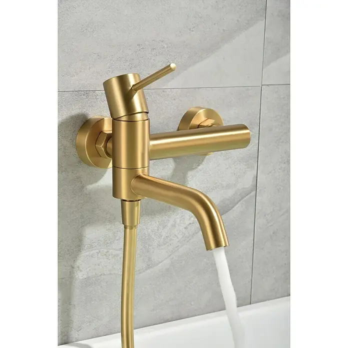 Camargue Natur Grifo monomando de bañera / ducha - Oro - Primer plano de un grifo dorado para baño con agua corriente, destacando su diseño elegante y funcionalidad.