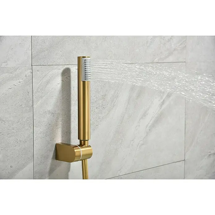 Camargue Natur Grifo monomando de bañera / ducha - Oro - Primer plano de un accesorio de ducha dorado rociando agua, montado en una pared de azulejos.
