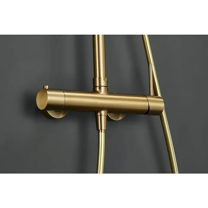 Camargue Natur Sistema de ducha - Con grifo monomando, Oro - Primer plano de un elegante accesorio de ducha dorado con un diseño moderno y líneas limpias sobre un fondo oscuro.
