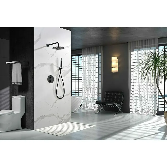 Camargue Natur Sistema de ducha empotrado - Con grifo termostático, Negro - Elegante baño con conjunto de ducha negro mate, pared de mármol y decoración moderna para una experiencia de ducha lujosa.