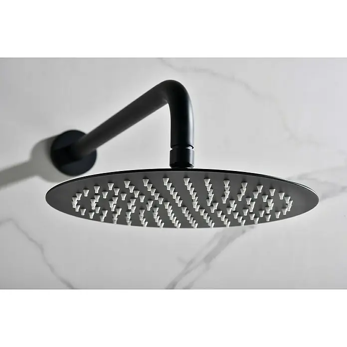 Camargue Natur Sistema de ducha empotrado - Con grifo termostático, Negro - Primer plano de un elegante cabezal de ducha de lluvia negro mate con boquillas blancas, montado en una pared de mármol blanco.