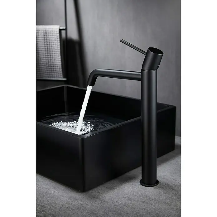 Camargue Natur Grifo de lavabo alto - Negro, Mate - Elegante grifo negro combinado con un lavabo rectangular. El grifo es moderno y elegante, perfecto para un baño contemporáneo.