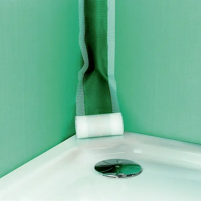Probau eco Duschabdichtband - Länge: 5 m - Ein weißer Duschablauf-Haarfänger liegt im Waschbecken, daneben eine Rolle zum Auffangen von Haaren im Abfluss.