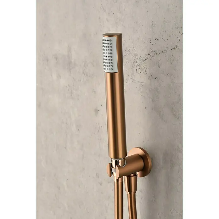 Camargue Natur Sistema de ducha empotrado - Con grifo termostático, Oro Rosa - Primer plano de una elegante ducha de mano en oro rosa montada en una pared texturizada, destacando su diseño moderno y acabado brillante.