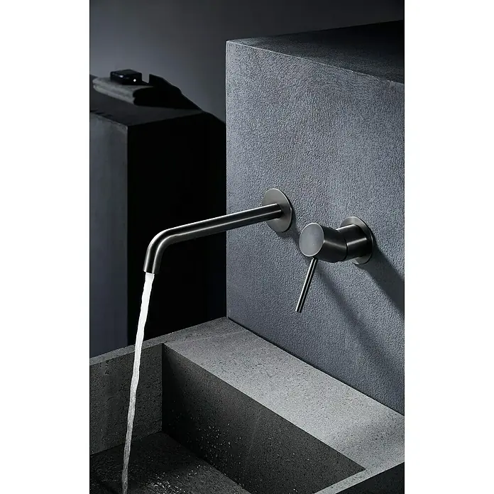 Camargue Natur Grifo de lavabo empotrado - Black gun metal - Elegante grifo de lavabo negro mate llenando una moderna pila de piedra con agua. Diseño minimalista para baños con estilo.