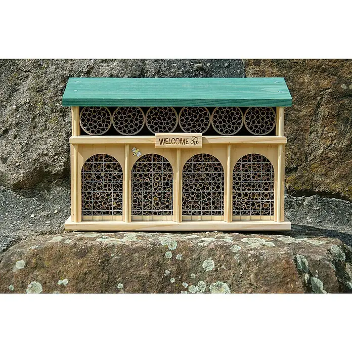 Dobar Insektenhotel Dublin - 44 x 13,5 x 30 cm, Holz, Braun/Grün - Dieses Bild zeigt ein Insektenhotel mit einer grünen Oberseite, gefüllt mit Röhrchen und Bambus, ideal für Wildbienen und andere nützliche Insekten.