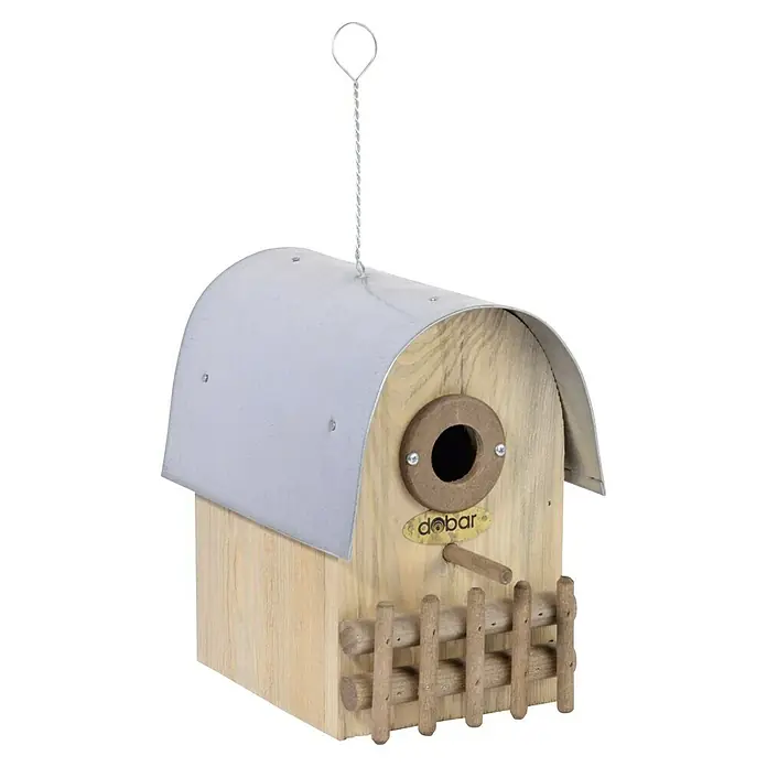 Dobar Nistkasten Rundhaus - 14 x 20 x 22 cm, Holz, Braun/Silber - Dieses Bild zeigt ein charmantes Vogelhaus aus Holz mit einem gebogenen Metalldach und einer kleinen Zaunveranda. Ideal für jeden Garten.