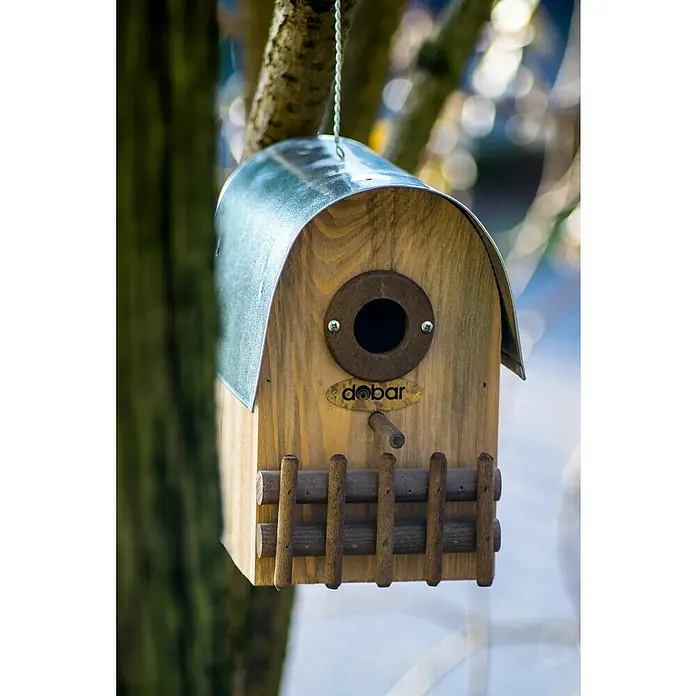 Dobar Nistkasten Rundhaus - 14 x 20 x 22 cm, Holz, Braun/Silber - Nahaufnahme eines hölzernen Vogelhauses mit Metalldach, das an einem Baum hängt und mit dem Schriftzug "Dobar" versehen ist.
