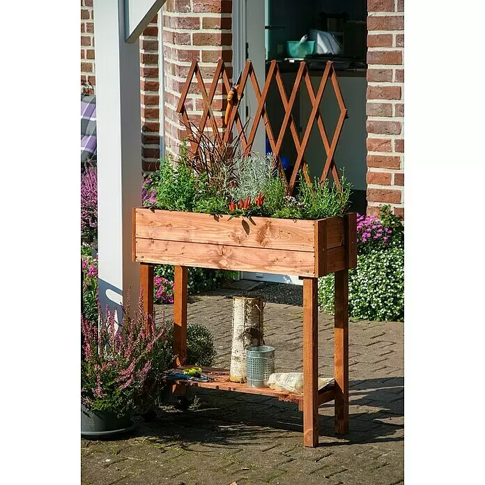 Dobar Hochbeet - L x B x H: 79 x 28,5 x 130 cm, Holz, Braun - Rotbraunes Holzhochbeet mit Rankgitter, gefüllt mit Pflanzen und Gartengeräten auf der unteren Ablage, auf einer gepflasterten Terrasse.