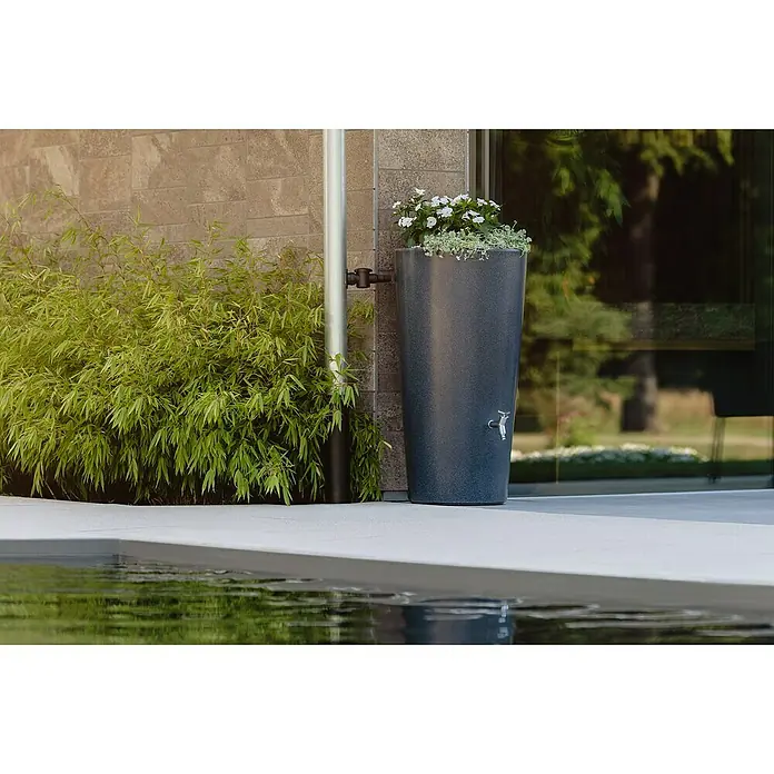 Garantia Modern Line Regenspeicher Stone 2 in 1 - 210 l, Lava - Die Regentonne in Anthrazit mit Blumen bepflanzt und einem praktischen Wasserhahn fügt sich nahtlos in jeden Garten ein.