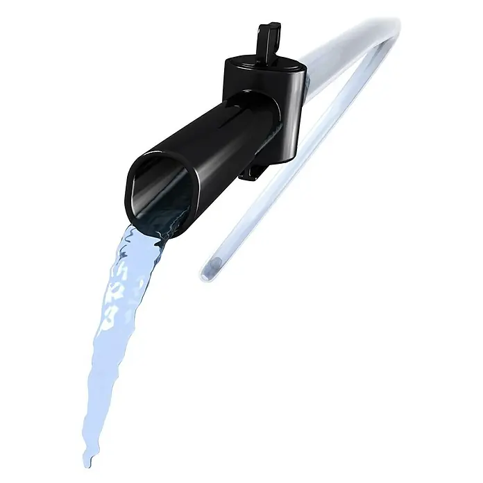 Garantia Entnahme-Set Aqua-Go - ¾″ - Schwarzer Wasserkühler mit transparentem Schlauch, der Wasser ausgießt. Das Gerät ist auf einem schwarzen Hintergrund abgebildet.