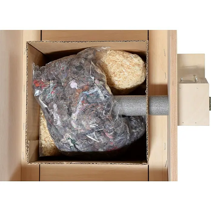 Dobar Nistkasten für Hummeln - L x B x H: 51 x 43 x 36 cm, Braun/Rot, Holz - Eine Kartonschachtel mit Polstermaterialien, darunter Stoffreste und Holzwolle, die zum Schutz von Gegenständen während des Versands verwendet werden.