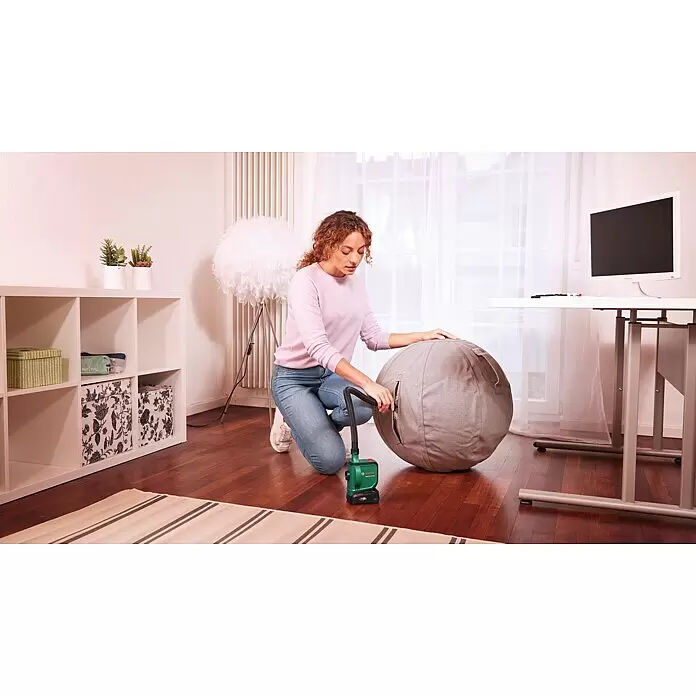 Bosch Power for All 18V Akku-Luftpumpe EasyInflate 18V-500 - 18 V, Ohne Akku - Eine Frau benutzt eine grün-schwarze Bosch Pumpe, um einem großen grauen Gymnastikball die Luft abzulassen.