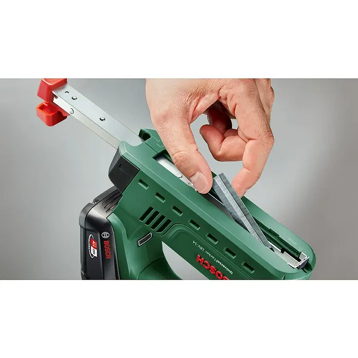 Bosch Power for All 18V Akku-Tacker UniversalTacker 18V-14 - 18 V, Ohne Akku, Klammertiefe: 6 mm - 14 mm - Der Bosch UniversalTacker 18V-14 Akku-Tacker in Grün wird mit Klammern befüllt, um vielseitige Befestigungsarbeiten zu erleichtern.