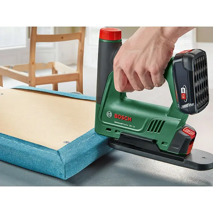 Bosch Power for All 18V Akku-Tacker UniversalTacker 18V-14 - 18 V, Ohne Akku, Klammertiefe: 6 mm - 14 mm - Der grüne Bosch UniversalTacker 18V-14 im Einsatz beim Polstern eines Stuhls.