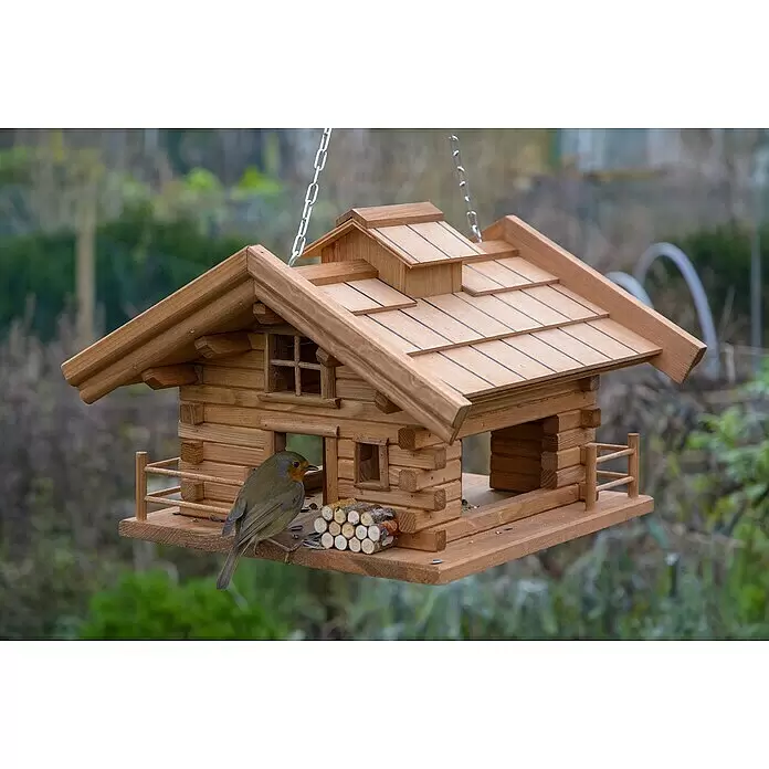 Dobar Vogelfutterhaus Appenzell - L x B x H: 37 x 37 x 26 cm, Braun, Holz - Hölzerner Vogelhäuschen im Blockhütten-Stil mit einem Rotkehlchen, das Samen auf seiner Plattform frisst.