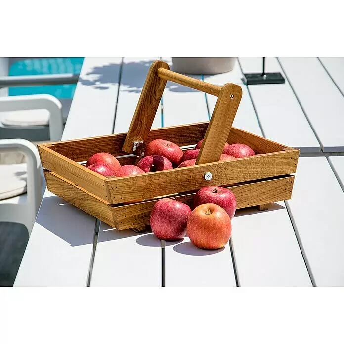 Dobar Gartenkorb - L x B x H: 42,5 x 31,5 x 12,6 cm - Brauner Holzkorb mit Griff, gefüllt mit roten Äpfeln, steht auf einem weißen Außentisch.