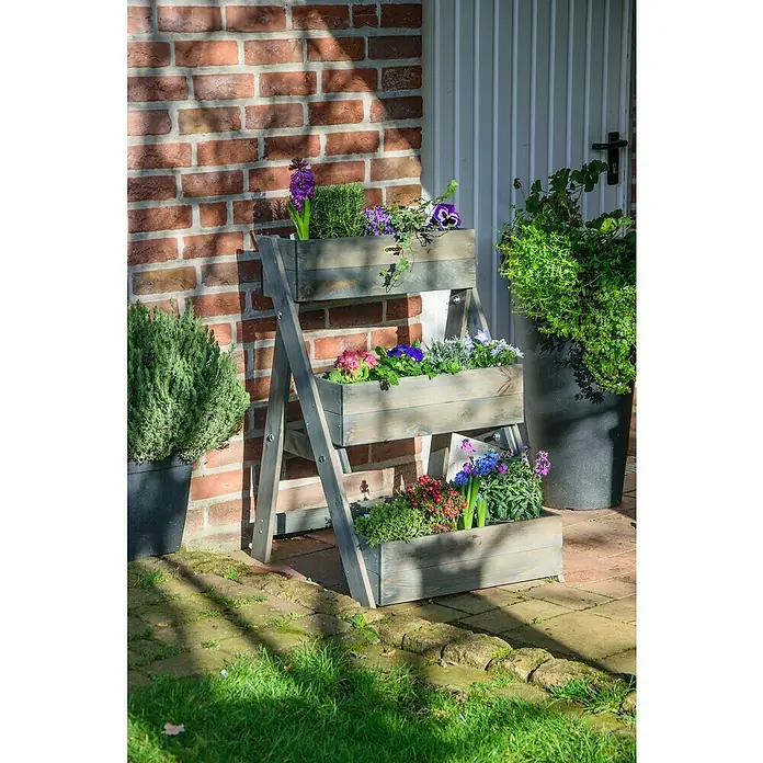 Dobar Pflanzkasten - L x B x H: 60 x 70 x 90 cm, Holz, Grau - Das dreistufige Pflanzgefäß aus Holz bietet mit seinen lebendigen Blumen eine stilvolle Möglichkeit, Pflanzen zu präsentieren und das Außendesign zu ergänzen.