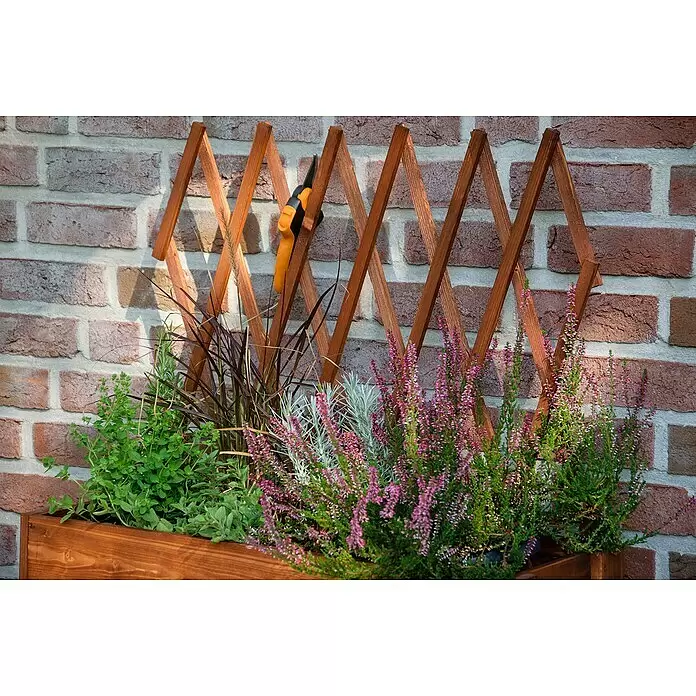 Dobar Hochbeet - L x B x H: 79 x 28,5 x 130 cm, Holz, Braun - Brauner Holzpflanzkasten mit Spalier, verschiedenen Pflanzen und einer Gartenschere.