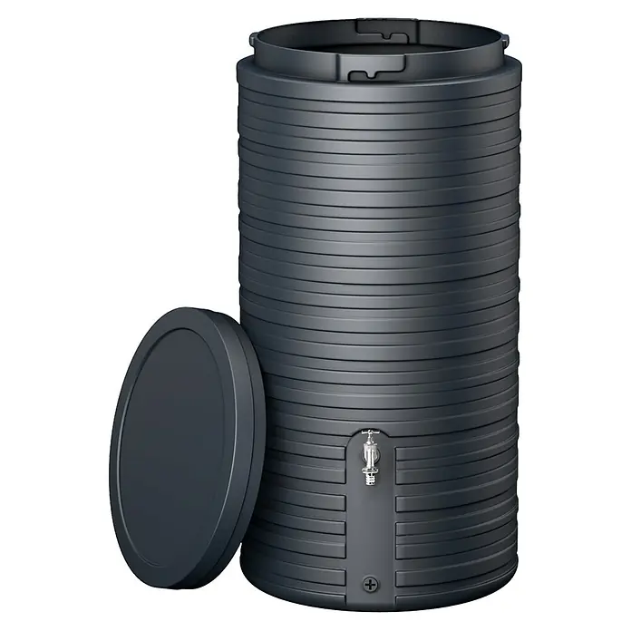 Garantia Classic Line Regenspeicher Nordic - 300 l, Graphite grey - Das Bild zeigt einen Regentonne mit Deckel und Hahn. Die Regentonne ist aus grauem Kunststoff gefertigt und hat eine gerippte Oberfläche.