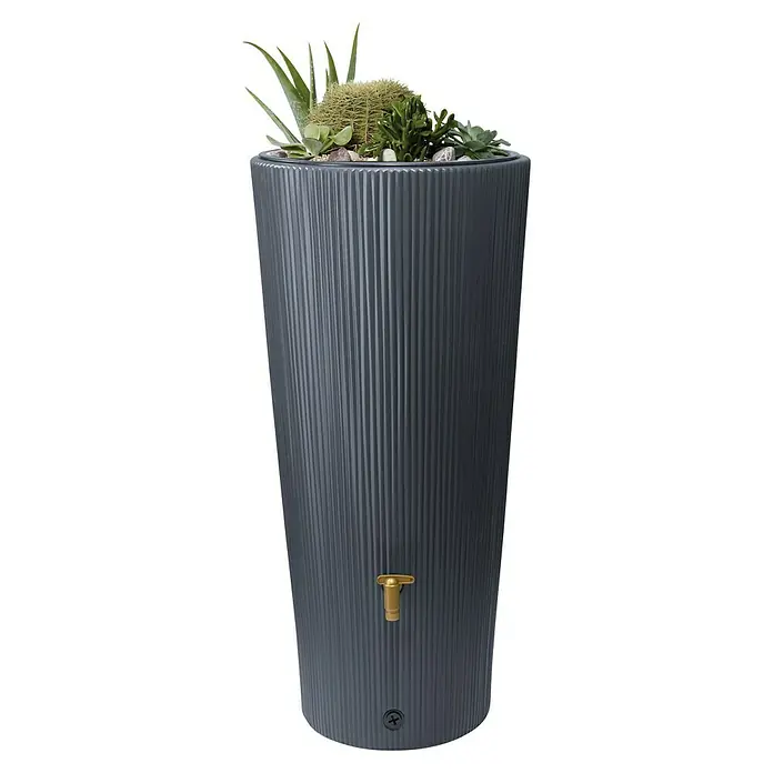 4rain Regenspeicher Vaso Decor 2in1 - 220 l, Graphite grey - Eine schlanke, geriffelte Regentonnen-Pflanzgefäß-Kombination in dunklem Grau, bepflanzt mit verschiedenen Sukkulenten und einem goldenen Wasserhahn.
