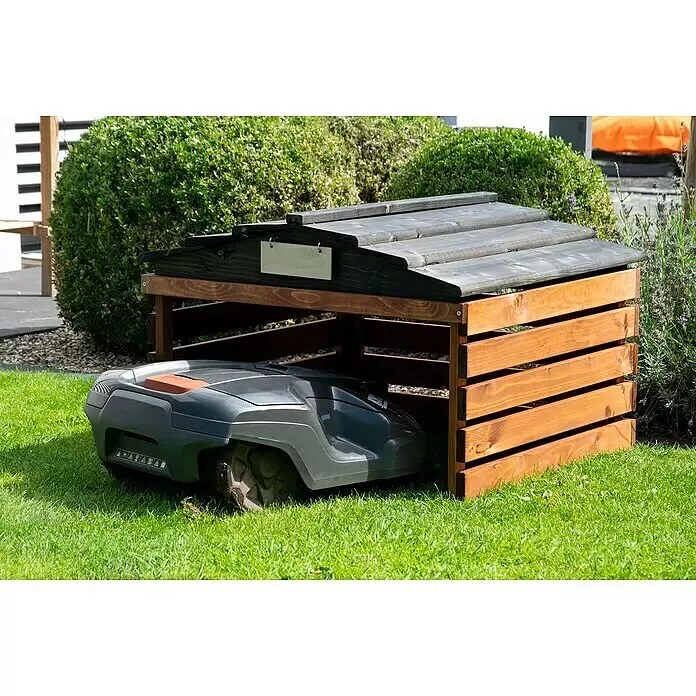 Dobar Mähroboter-Garage - L x B x H: 78,5 x 74 x 52,5 cm, Braun/Schwarz - Grauer Mähroboter in einem braunen und dunkelgrauen Holzunterstand auf grünem Rasen.