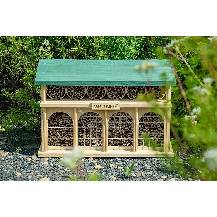 Dobar Insektenhotel Dublin - 44 x 13,5 x 30 cm, Holz, Braun/Grün - Ein mehrstöckiges Insektenhotel mit grünem Dach, gefüllt mit Bambusröhren, lädt Wildbienen zum Nisten und Verweilen ein.