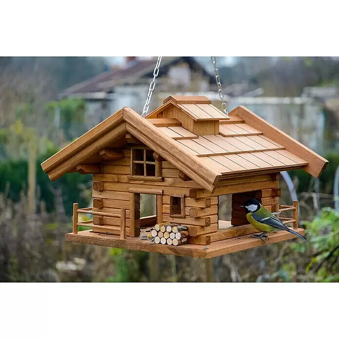 Dobar Vogelfutterhaus Appenzell - L x B x H: 37 x 37 x 26 cm, Braun, Holz - Hölzernes Blockhaus-Vogelhaus mit einer Kohlmeise auf der Plattform.
