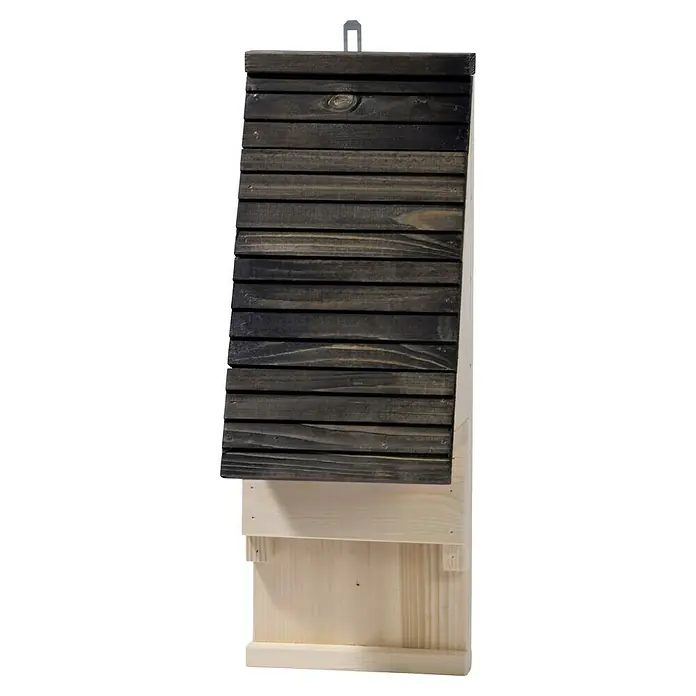 Dobar Fledermauskasten - 20 x 13 x 54 cm, Holz, Braun/Schwarz - Das Bild zeigt ein hölzernes Fledermausquartier mit geneigtem Dach und Aufhängevorrichtung, ideal für den Garten oder die Natur.