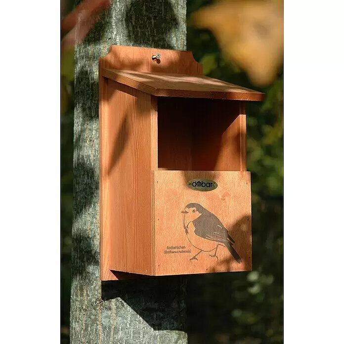 Dobar Nistkasten - L x B x H: 17 x 18 x 32 cm, Braun, Holz - Hölzernes Vogelhäuschen mit Rotkehlchen-Illustration, an einem Baumstamm befestigt.