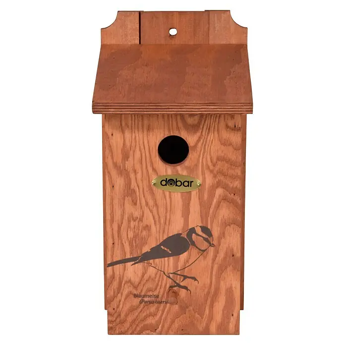 Dobar Nistkasten - L x B x H: 16 x 16 x 32 cm, Braun, Holz - Ein hölzernes Vogelhaus mit einem stilisierten Blaumeise-Design und einem "dobar"-Logo auf der Vorderseite.