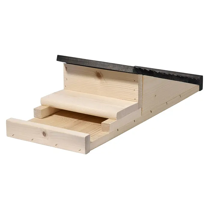Dobar Fledermauskasten - 20 x 13 x 54 cm, Holz, Braun/Schwarz - Detailaufnahme einer Fledermauskasten-Attrappe aus Holz mit einem schwarzen Dach, perfekt für eine naturfreundliche Gartendekoration.
