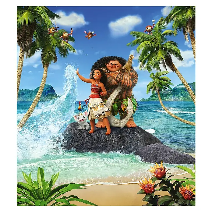 Komar Fototapete Moana BeachB x H: 250 x 280 cm, Vlies - Das Bild zeigt Moana, Maui, Pua und Hei Hei auf einem Felsen am Strand, umgeben von Palmen und dem Meer.