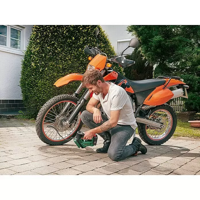 Bosch Power for All 18V Bomba de aire de batería UniversalPump - 18 V, 1 batería, 2 Ah, 10,3 bar - Hombre infla neumático de moto con bomba de aire a batería Bosch verde y negra.
