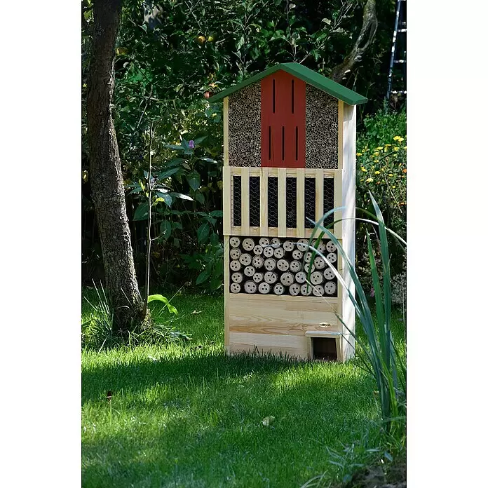 Dobar Insektenhotel - 58 x 30 x 110 cm, Holz, Braun/Grün/Rot - Insektenhotel aus Holz mit roter Front und grünem Dach, gefüllt mit Naturmaterialien.