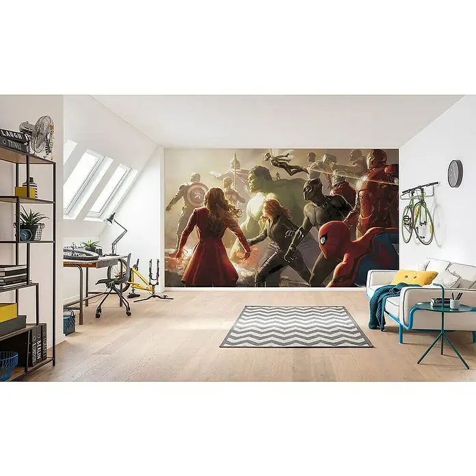 Komar Fototapete Avengers Battle - B x H: 500 x 280 cm, Vlies - Wohnraum mit Wandbild der Avengers, Bücherregal, Sofa und Schreibtisch. Das Avengers Wandbild ist ein echter Hingucker in diesem modern eingerichteten Raum.